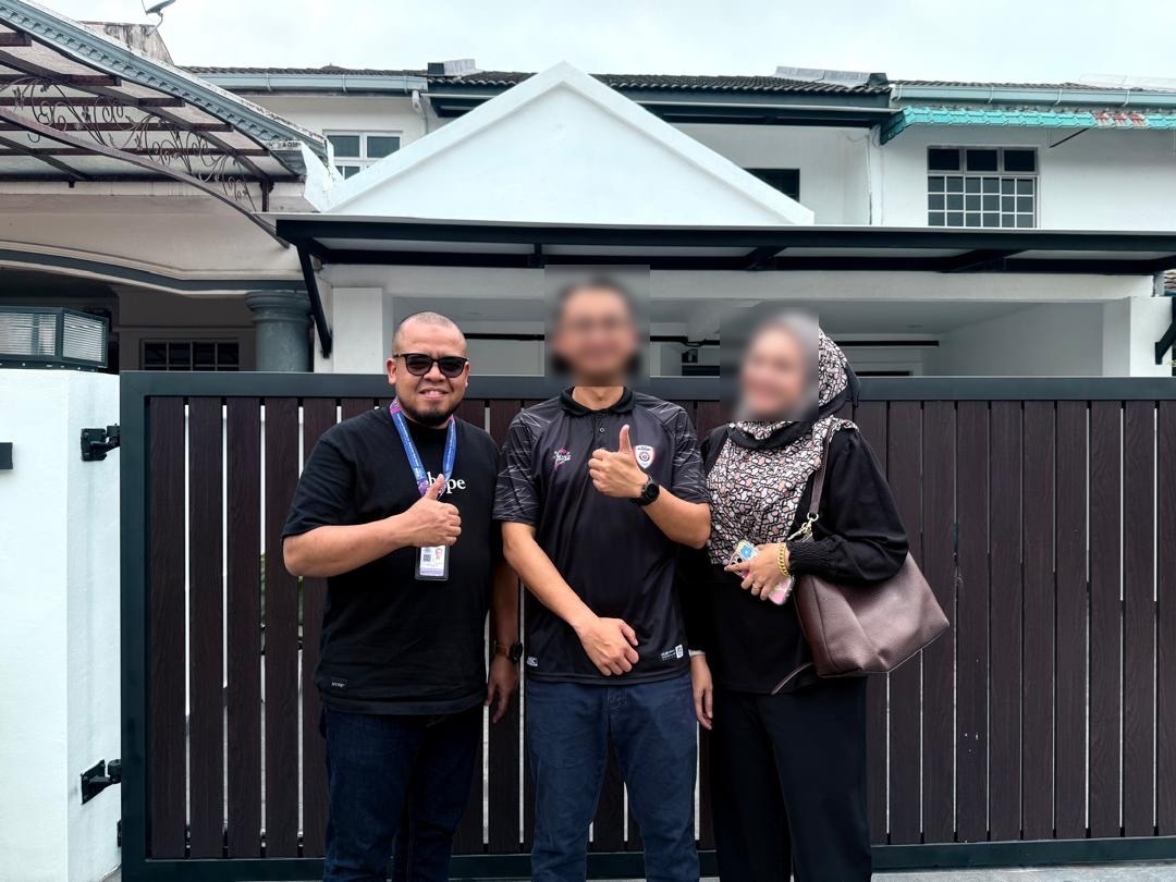 Roslinsah bersama klien kes Bandar Baru Uda