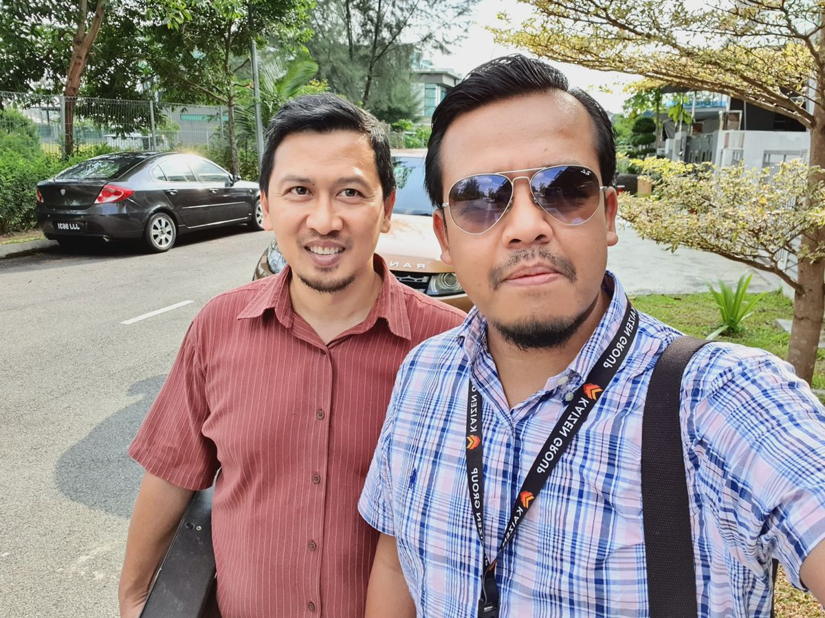 Roslin bersama klien pemilik rumah di lokasi hartanah di Johor