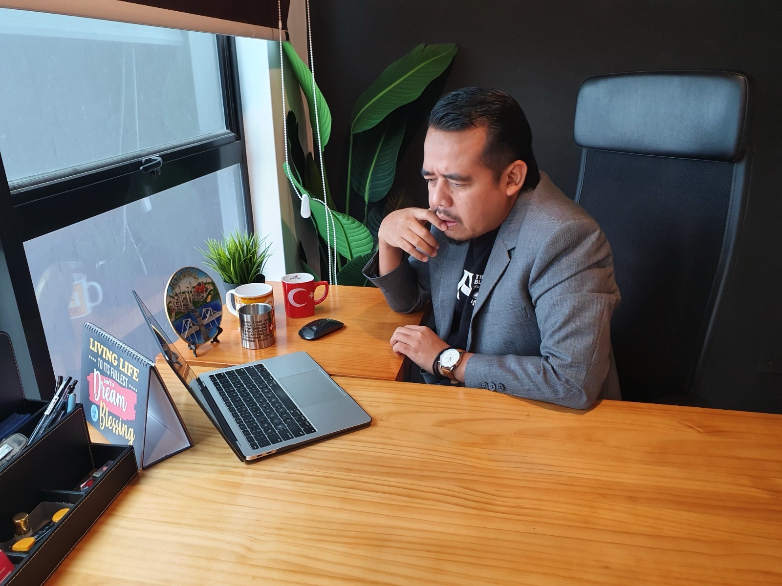 Roslinsah di pejabat IQI Realty Johor Bahru