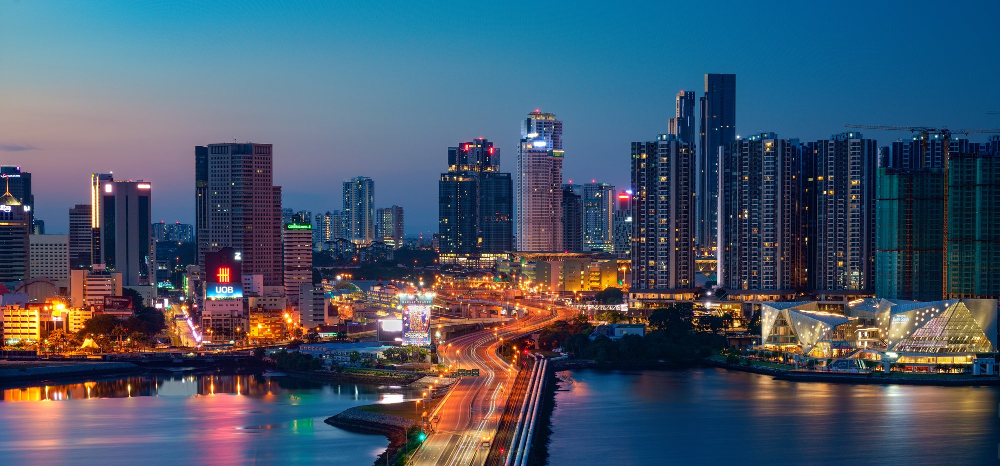 Pemandangan skyline Johor Bahru di waktu malam dari Causeway